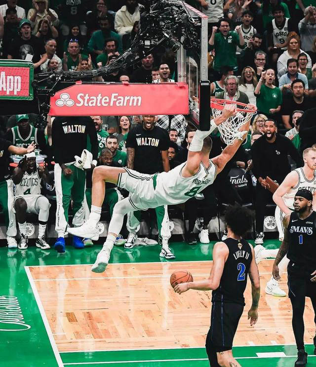 包含独行侠惜败尼克斯，波尔津吉斯复出状态出色的词条