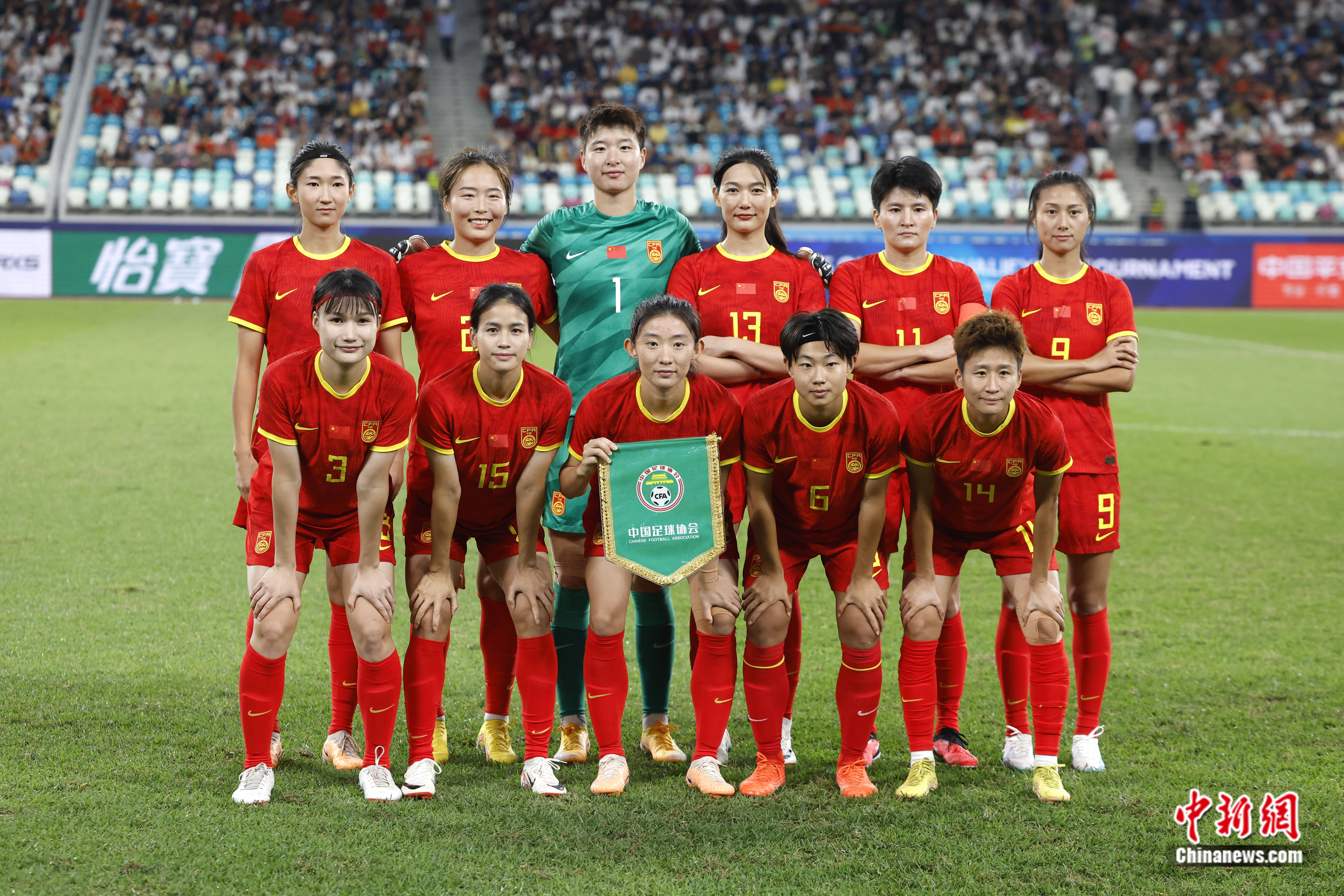 中国女足比赛场上呈现出激烈的竞争，球队实力不可小觑的简单介绍