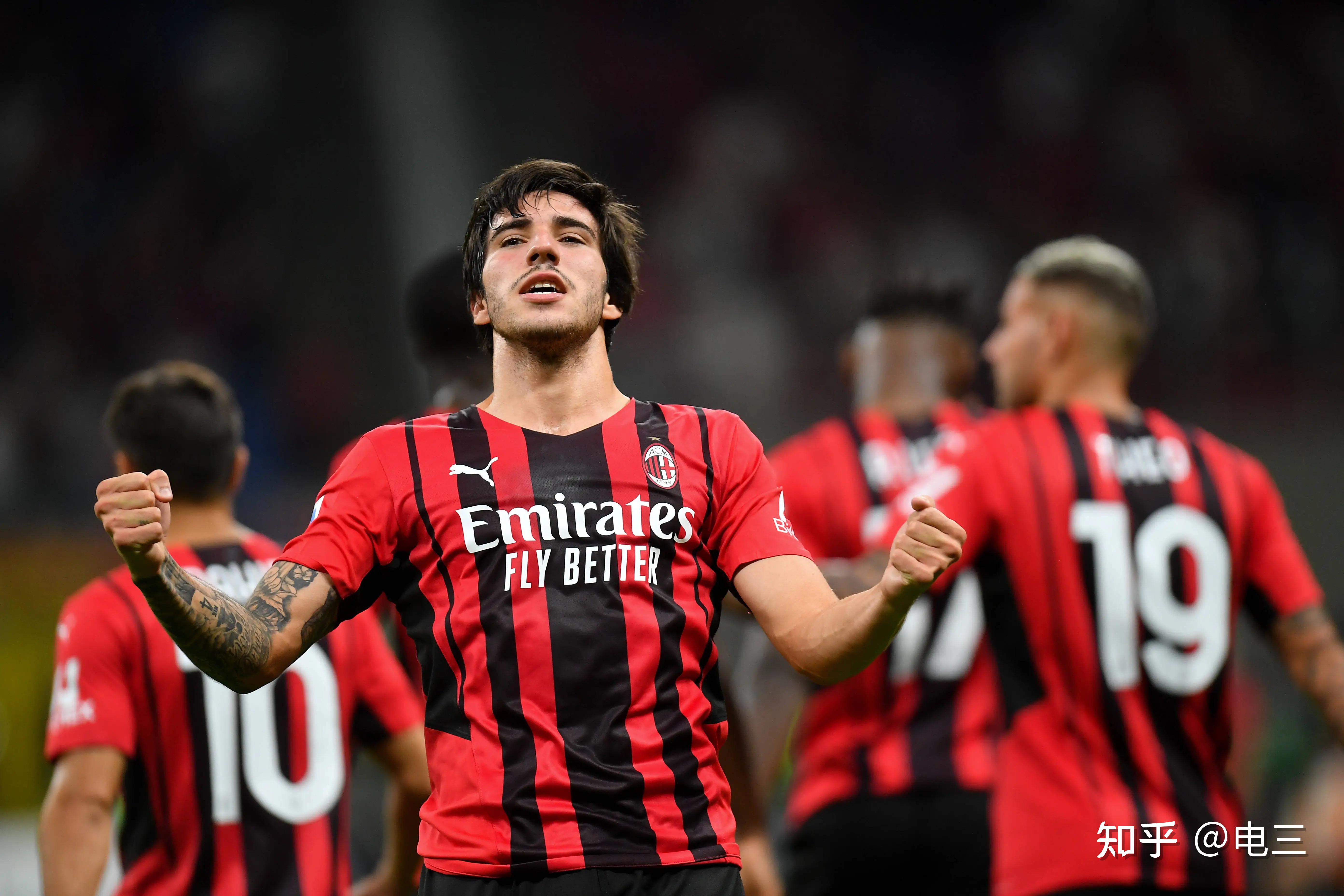 关于意大利足球联赛新赛季揭幕，球员斗志昂扬的信息