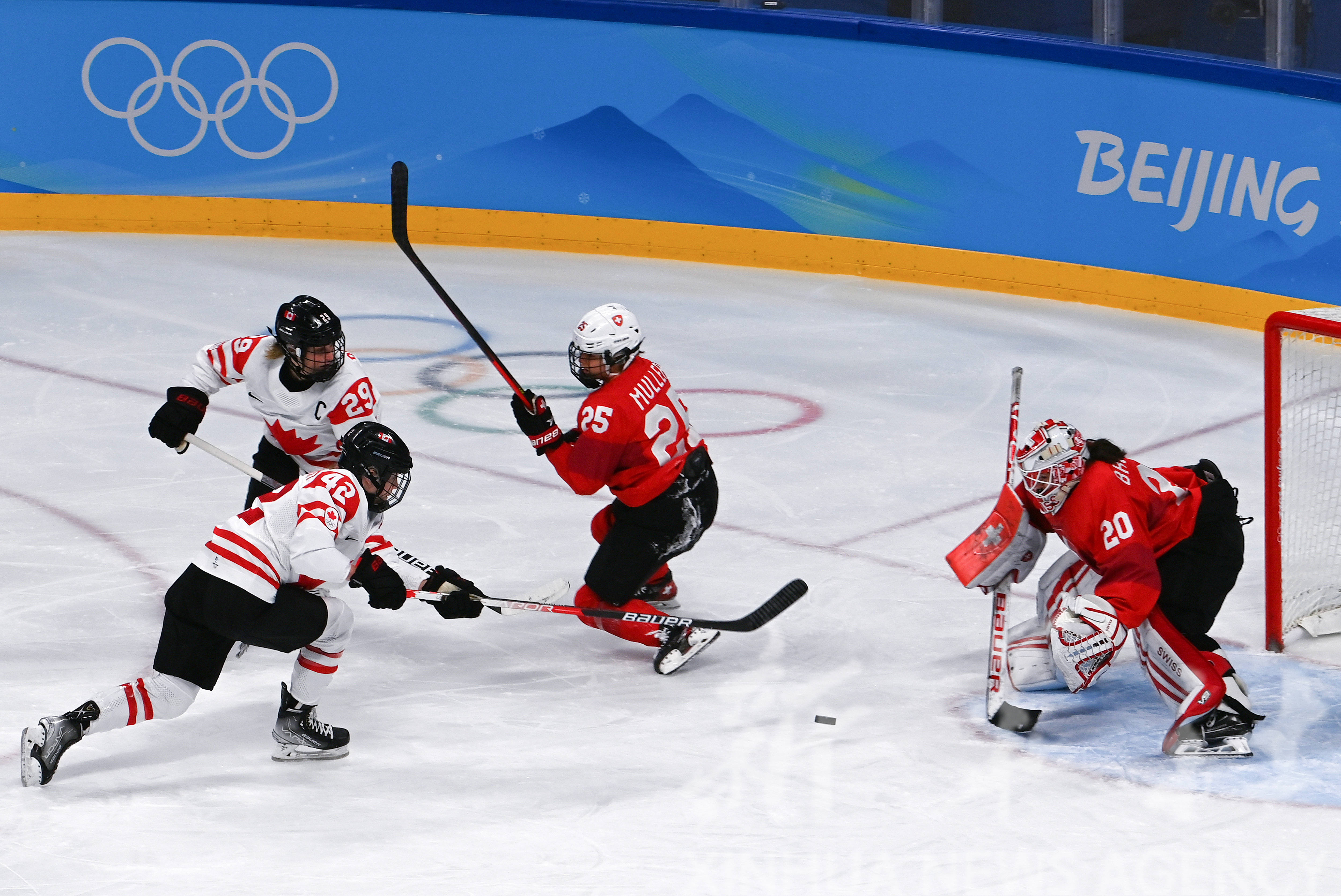 加拿大女队与韩国队竞速激烈