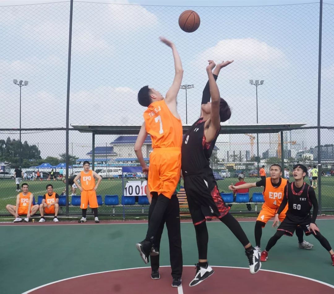 热血激战！球员斗志昂扬，决战一触即发的简单介绍