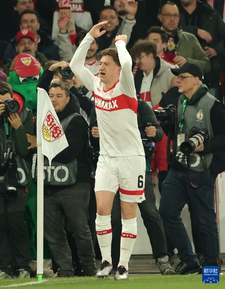 斯图加特球员在比赛中全力以赴