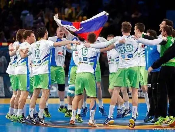 包含爱沙尼亚队在欧预赛中与对手激烈碰撞拼尽全力的词条