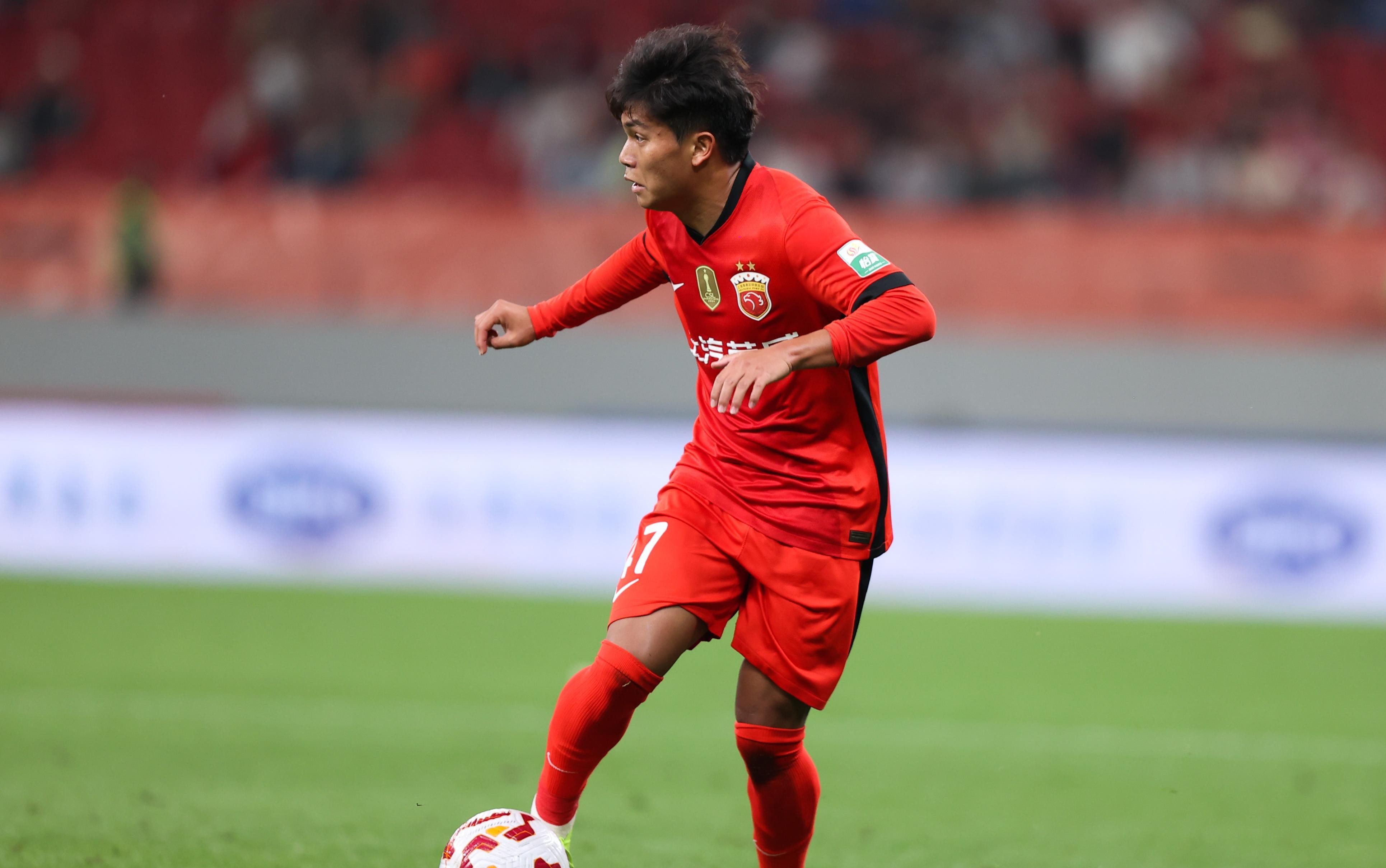 包含中超赛场最新战况曝光，球员表现引人关注的词条