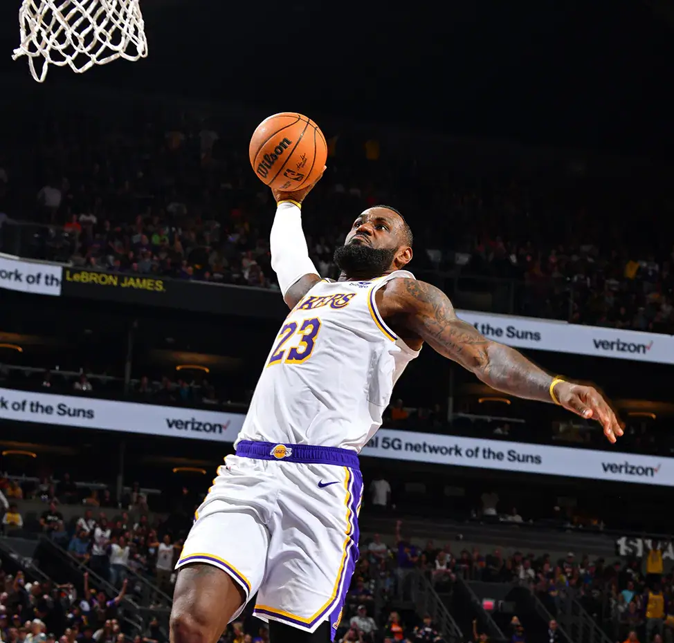 乔治32分率领快船击败湖人，豪取胜利的简单介绍