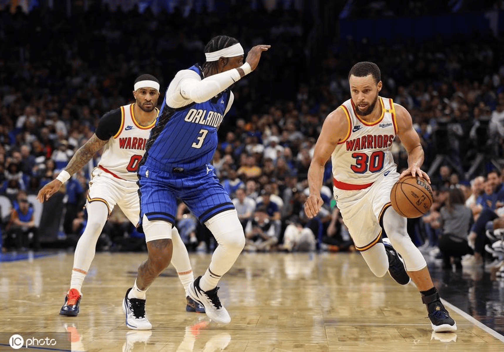 关于勇士横扫爵士，库里35+7+6砍下高分胜利的信息