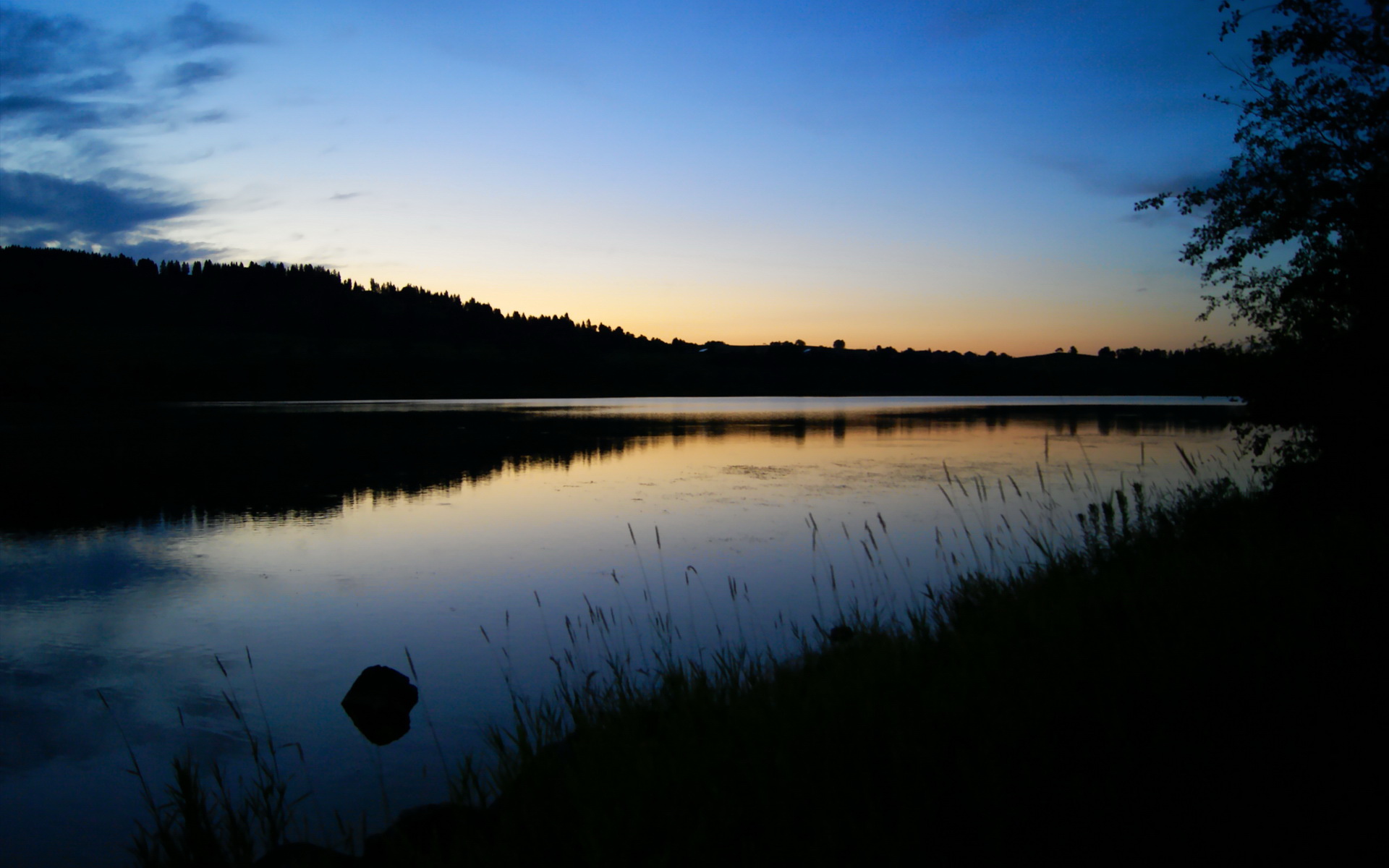 东亚风暴撼动欧洲铁骑，日本决胜局的足球智慧与莱万的孤傲冲锋