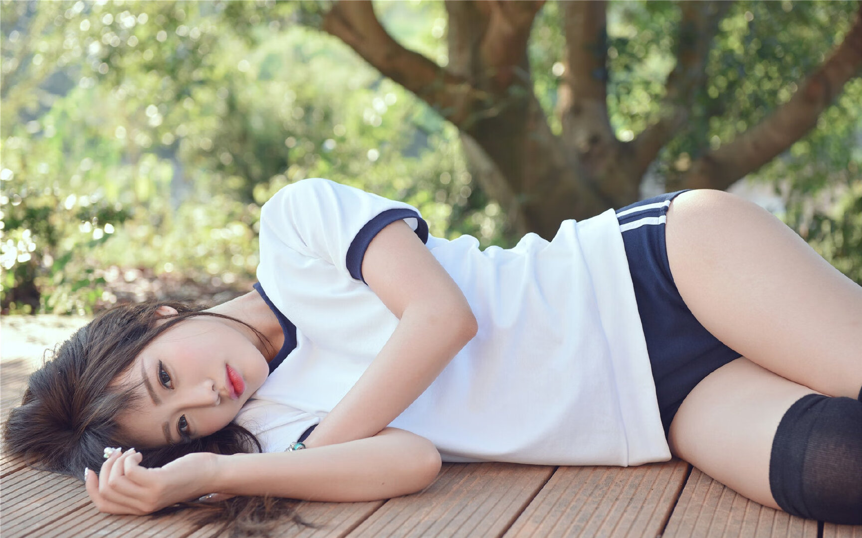 钢筋森林的极速对决，阿坎吉领衔车队征服F1街道赛之夜