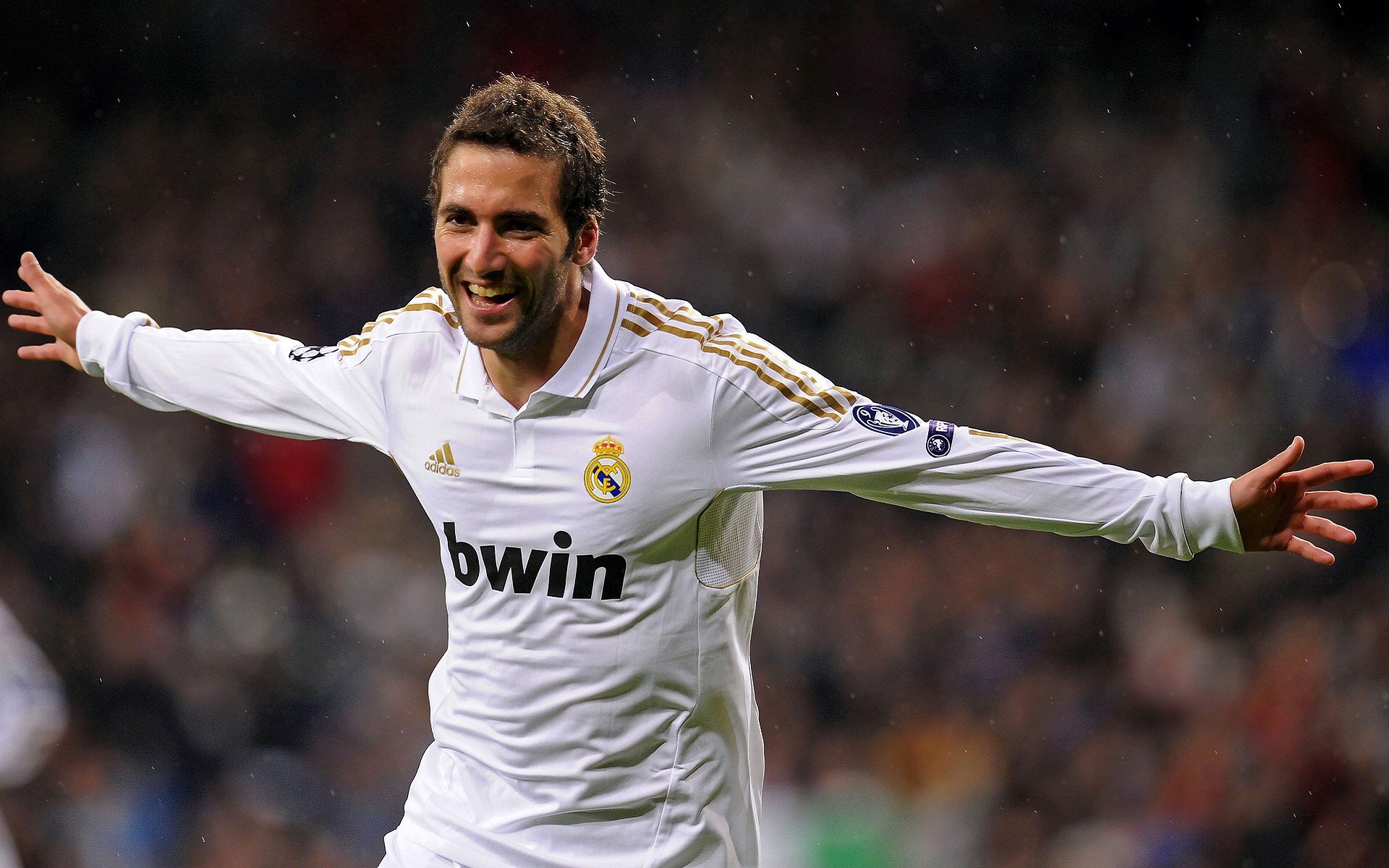 钢筋森林的极速对决，阿坎吉领衔车队征服F1街道赛之夜