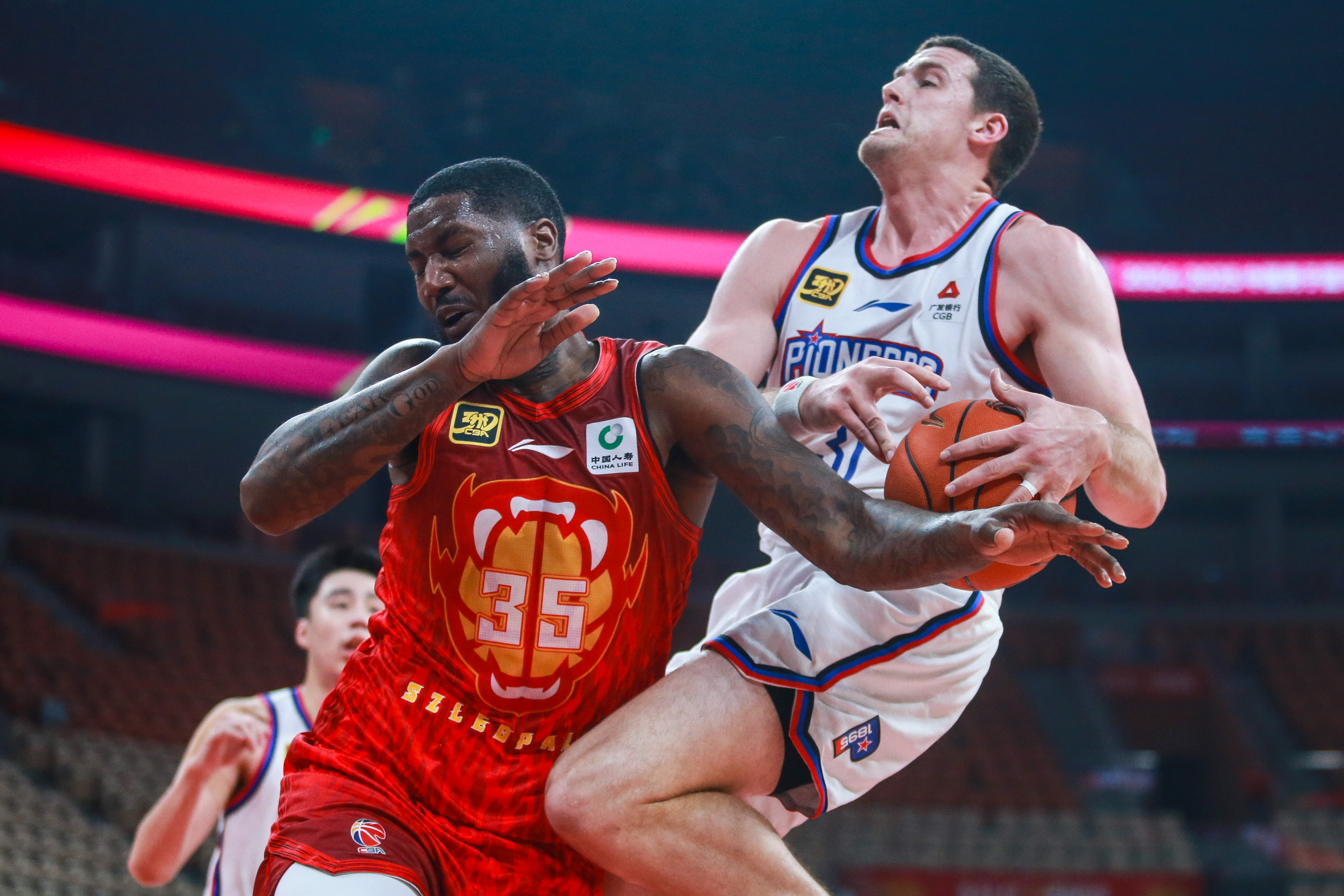 76人关键战突围深圳队，乔治在奥运周期关键战接管比赛